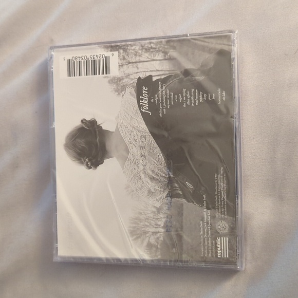 TAYLOR SWIFT. folklore. - Picture 2 of 2